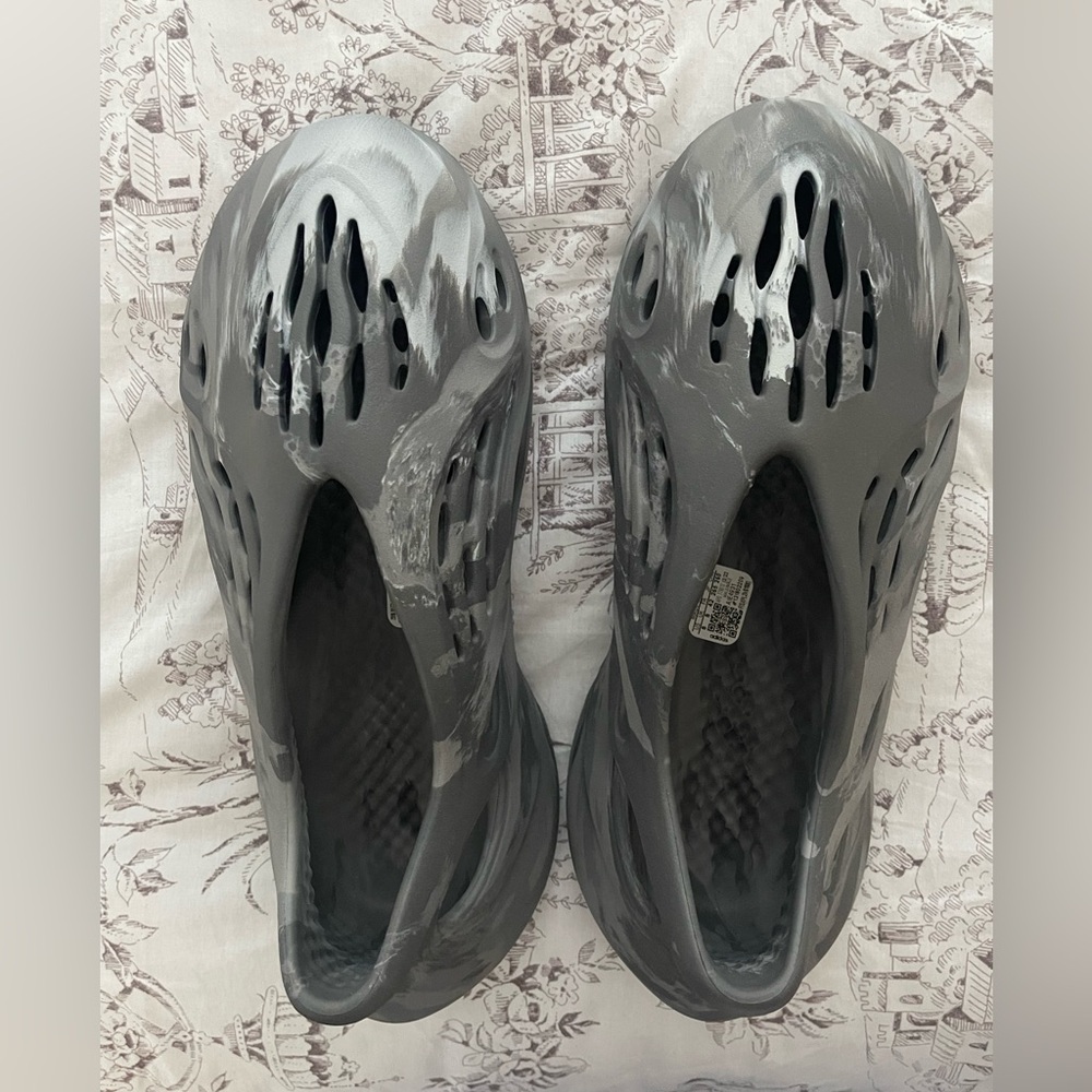 ADIDAS YEEZY FOAM RNR - Picture 2 of 8